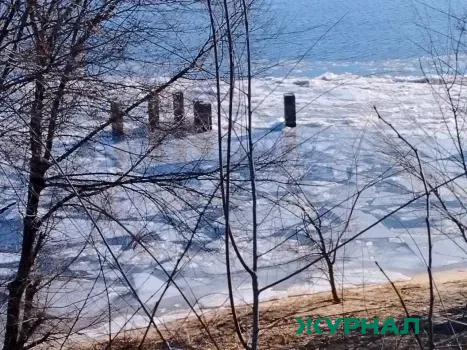 Подростки начали купальный сезон на озере Тёплом в Уфе, несмотря на снег и холодную воду