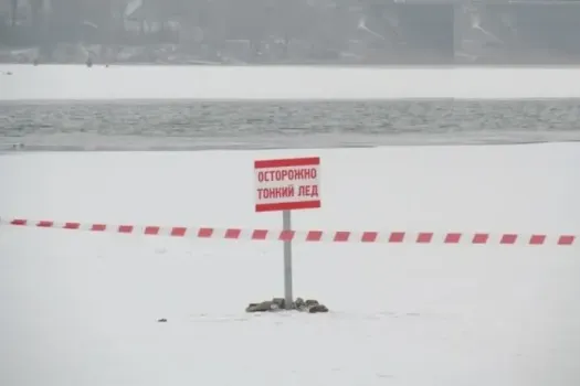 Спасатели эвакуировали мужчину с льда озера Кашкадан после инцидента