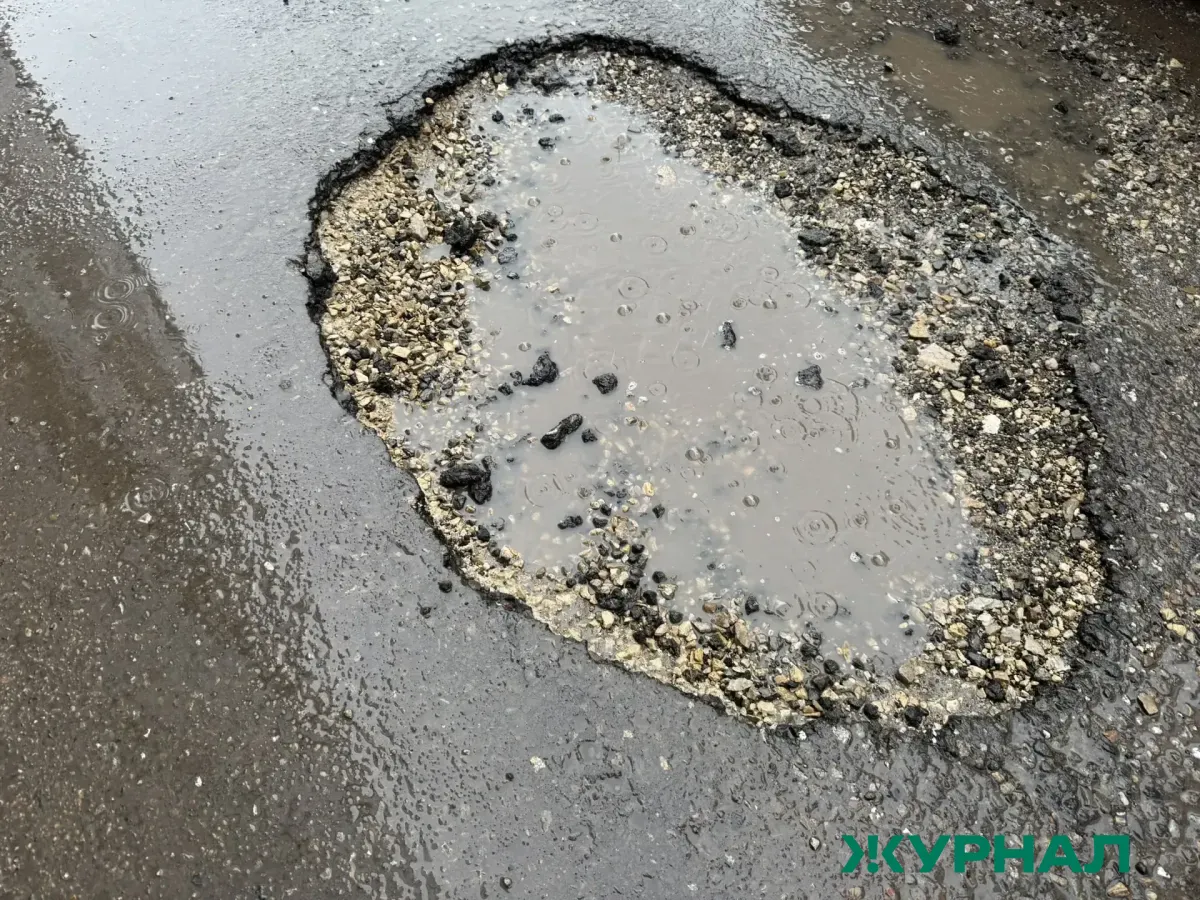 Провал на дороге в Уфе вызывает опасения у водителей