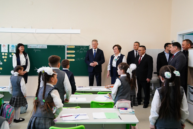 Радий Хабиров посетил полилингвальную школу в Аскарово