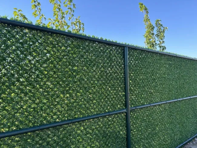 Жидарский забор: как создать стильное ограждение с искусственной зеленью