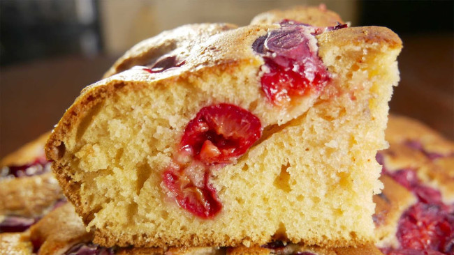 Простой ягодный пирог за 10 минут: вкусный десерт без разморозки ягод