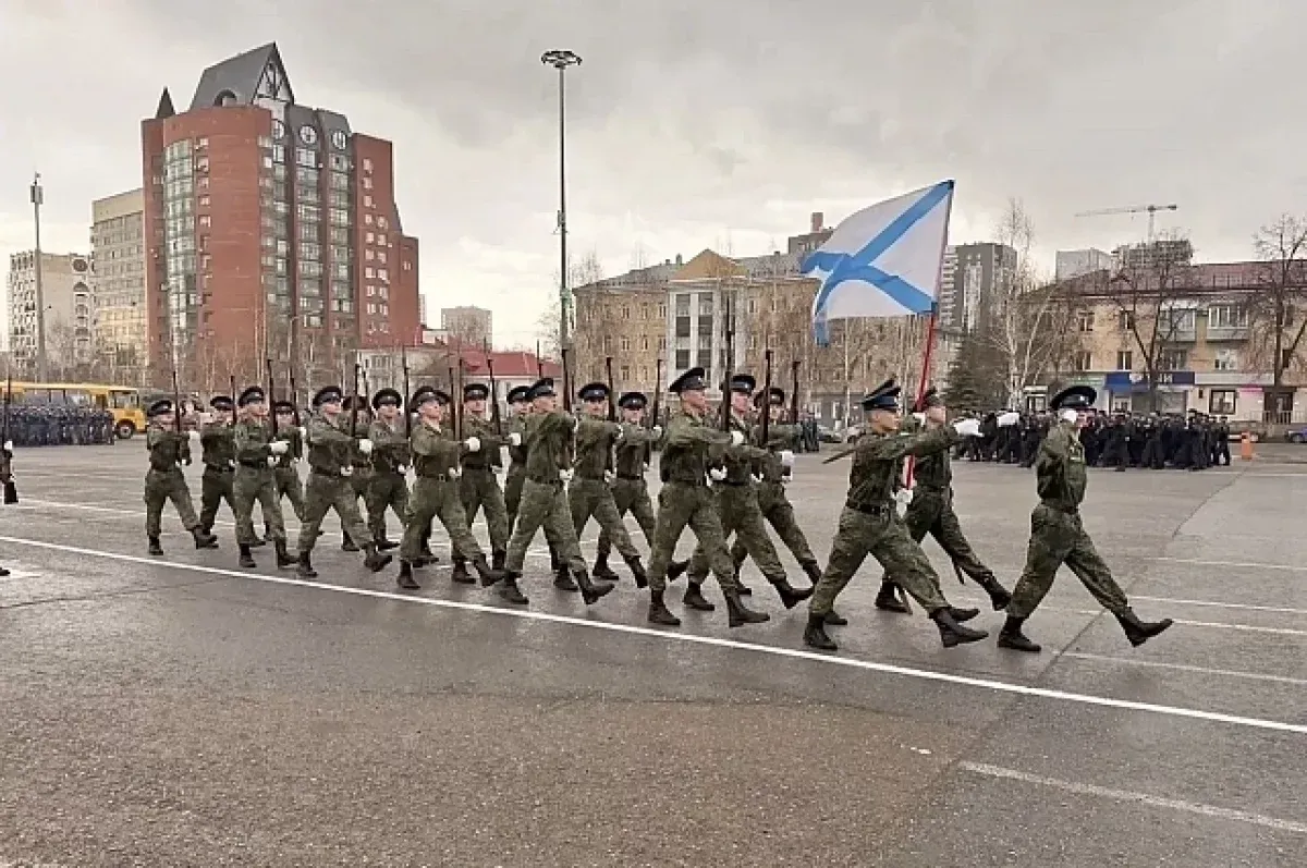 Репетиция парада ко Дню Победы прошла в Уфе с участием военнослужащих и юнармейцев
