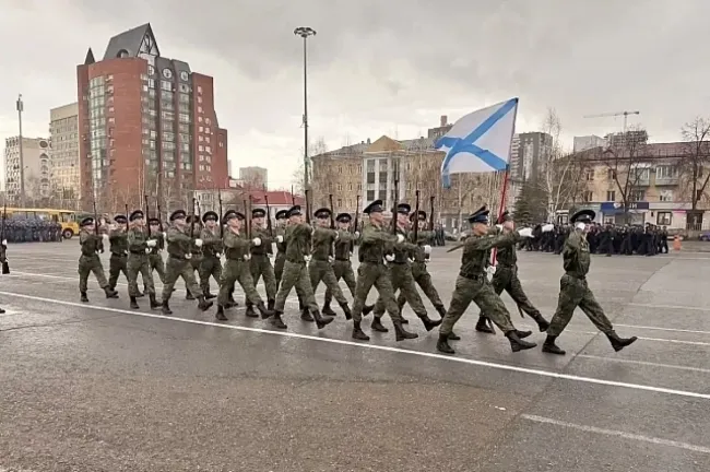 Репетиция парада ко Дню Победы прошла в Уфе с участием военнослужащих и юнармейцев