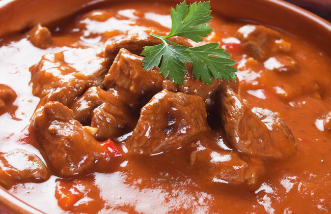 Гуляш с подливой: как сделать соус густым и ароматным с помощью горчицы