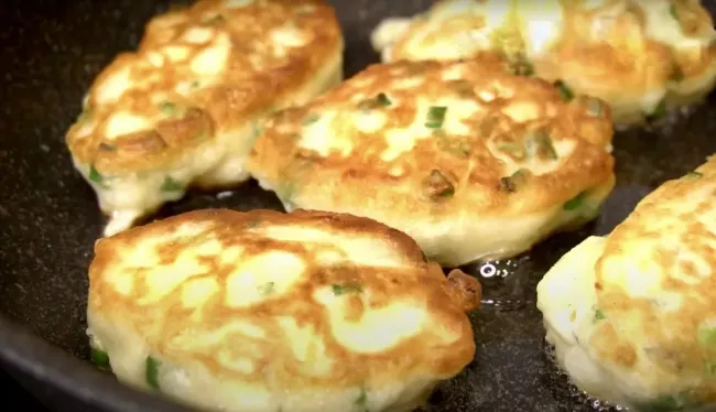 Оладьи на кефире с яйцом и луком: быстрое и сытное угощение для всей семьи