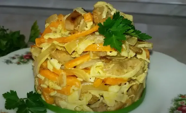 Салат «Мао Цзэдун»: сытное блюдо с курицей и яичными блинчиками за 30 минут