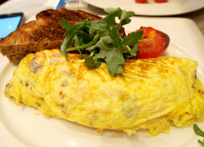 Как приготовить пышный омлет без муки и блендера: секреты от шефа