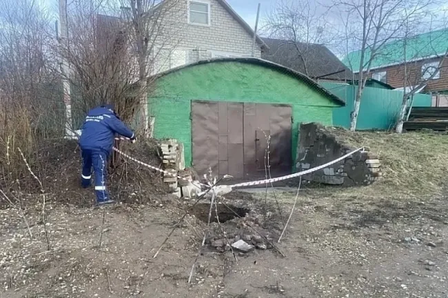 Грунт провалился во дворе жилого дома в микрорайоне Нижегородка