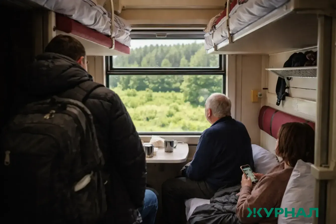 Путешествие в поезде: как весело провести время с недовольными соседями