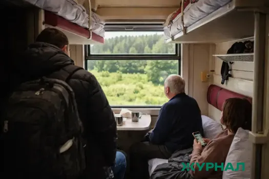 Путешествие в поезде: как весело провести время с недовольными соседями