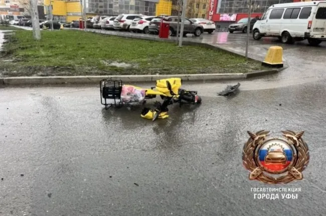В Уфе водитель иномарки сбил курьера на электровелосипеде