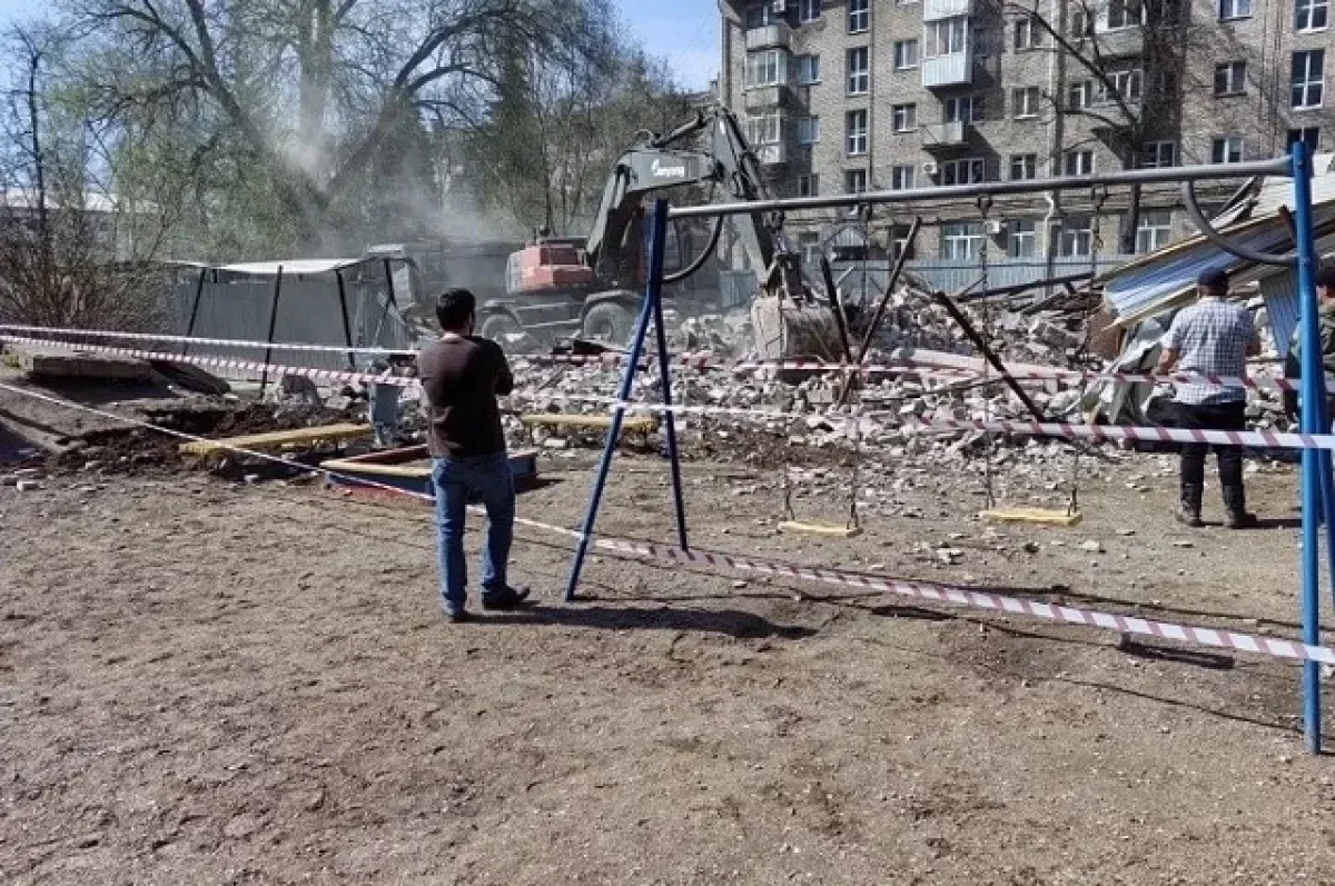 В Уфе стена здания на проспекте Октября рухнула на детскую площадку
