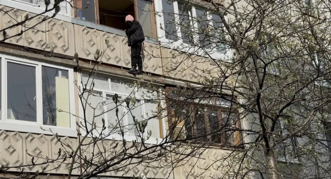 В Уфе спасатели сняли женщину, которая свисала с балкона многоэтажки