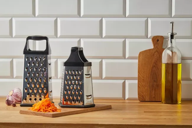 Лайфхак для чистоты на кухне: как использовать терку без лишнего мусора