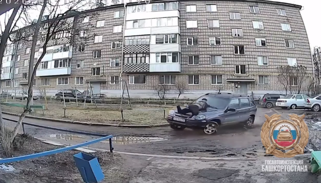 Студенты в Нефтекамске катались на капоте автомобиля, нарушив правила безопасности