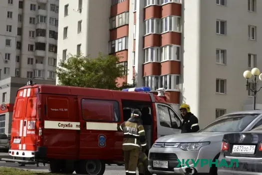 В Уфе на крыше дома обнаружили девушку, которая сидела, свесив ноги