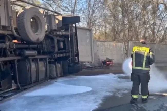 В Уфе мусоровоз перевернулся и врезался в бетонную стену