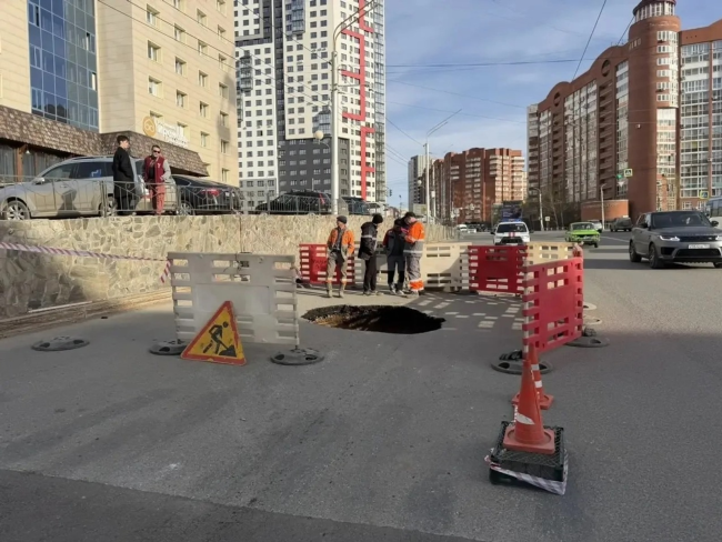 В Уфе на улице Менделеева произошёл провал грунта из-за подмыва коллектора