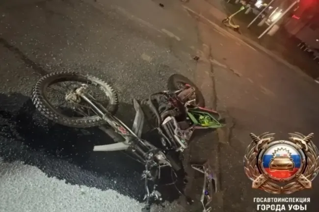 В Уфе мотоциклист без прав врезался в автомобиль
