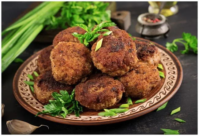 Котлеты без хлеба: как сделать их сочными с помощью овощей и риса