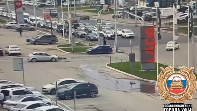 В Уфе автомобиль сбил подростка на электросамокате