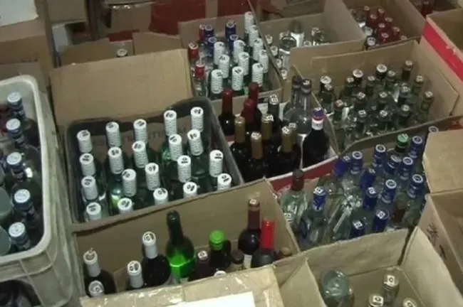 В Нагаево пресечено подпольное производство алкоголя, изъято 3 тысячи литров спиртного