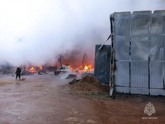 В Уфе произошёл пожар в металлическом ангаре на улице Дмитрия Донского