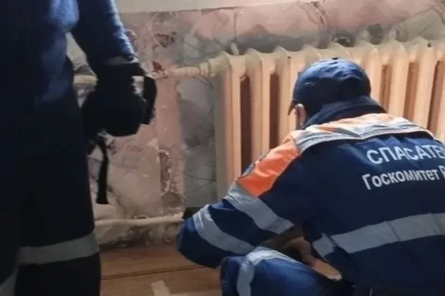 В Уфе спасатели освободили застрявшую между стеной и батареей ногу малыша
