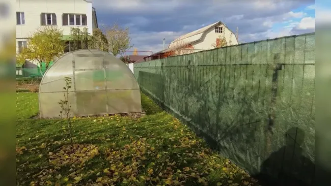 Забор из затеняющей сетки за 3 часа: как быстро и недорого оградить участок