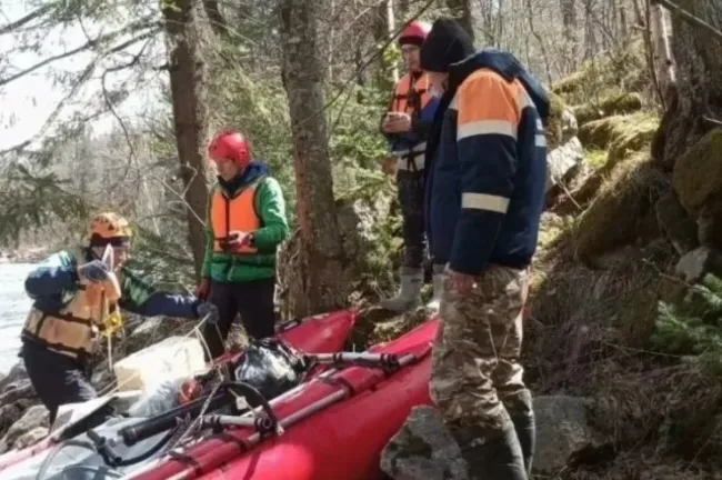 Спасатели помогли туристам из Челябинска, застрявшим на катамаране в Башкирии