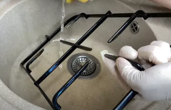 Чистим решетки плиты без усилий: простой способ с хозяйственным мылом и яблоком