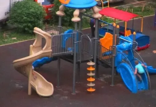 В Уфе девочка сломала позвоночник при падении с горки в парке