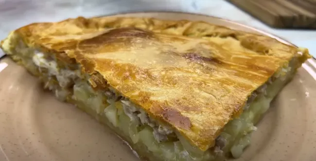 Курник за час: сытный пирог с курицей и картошкой без заморочек