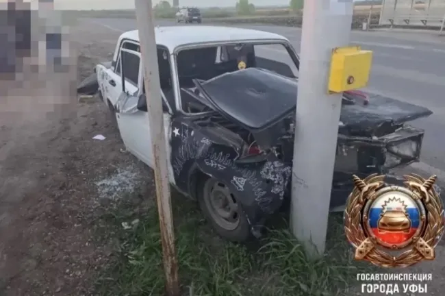 В Уфе 16-летний водитель ВАЗ врезался в светофор и попал в больницу