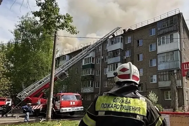 Пожар охватил кровлю пятиэтажного дома в Уфе, жильцы эвакуированы