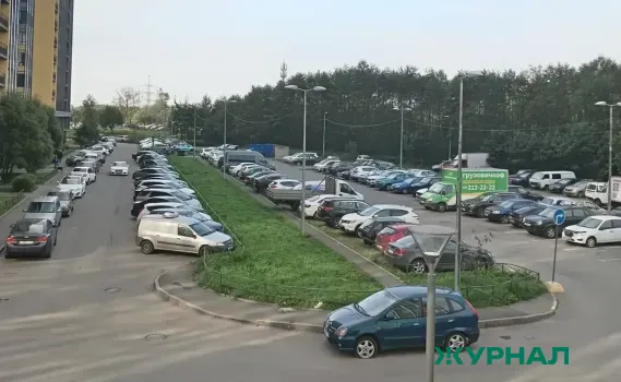 Уфимцы требуют запретить парковку на тротуарах и газонах во дворах