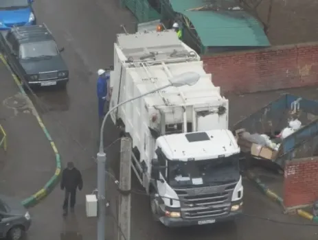 Жильцы дома на улице Фронтовых Бригад жалуются на мусор около контейнеров