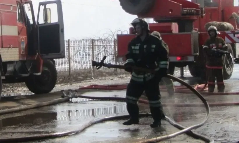 Пожар на нефтебазе в Нурлино: два человека пострадали
