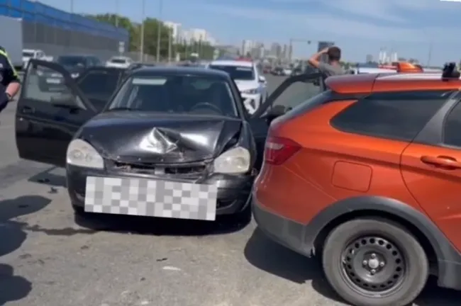Столкновение трех автомобилей на Бельском мосту в Уфе: пострадала пассажирка