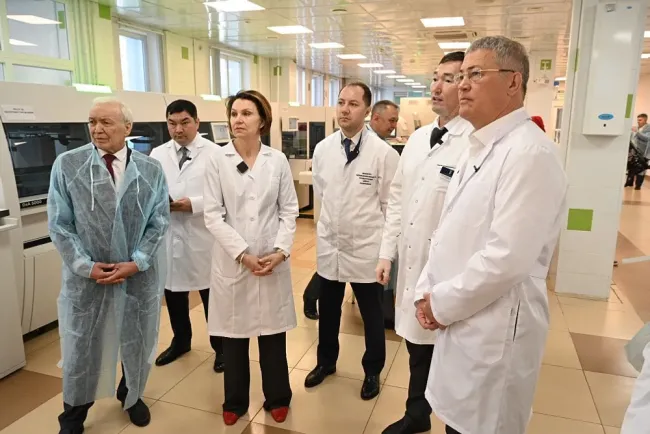 Радий Хабиров посетил новую лабораторную линию в Уфе и реабилитационный комплекс