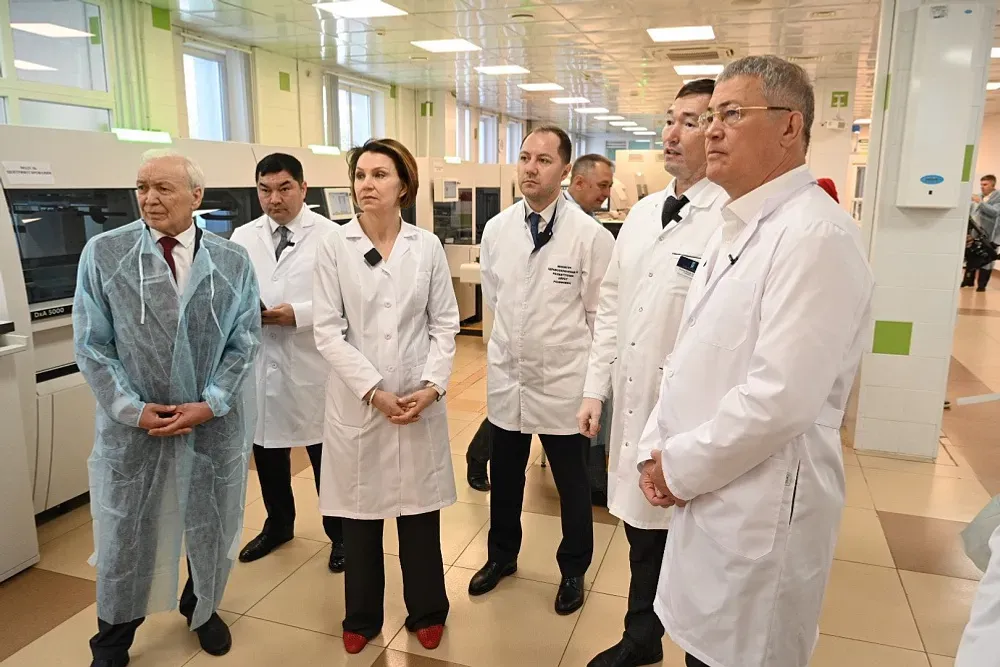 Радий Хабиров посетил новую лабораторную линию в Уфе и реабилитационный комплекс