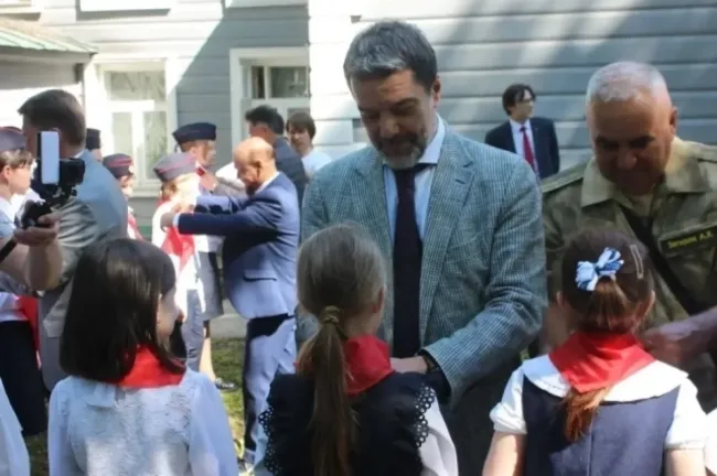 В Уфе более 200 детей стали пионерами на празднике в лицее и музее Ленина